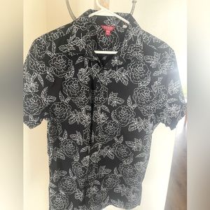 Guess men’s button down shirt Size M